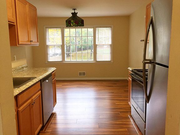 Kitchen w Kitchen Nook