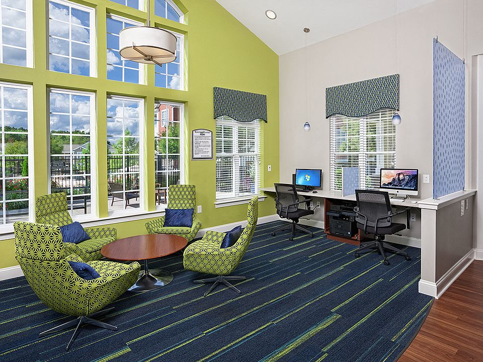 Business Center with Mac/PC and Wireless Printing