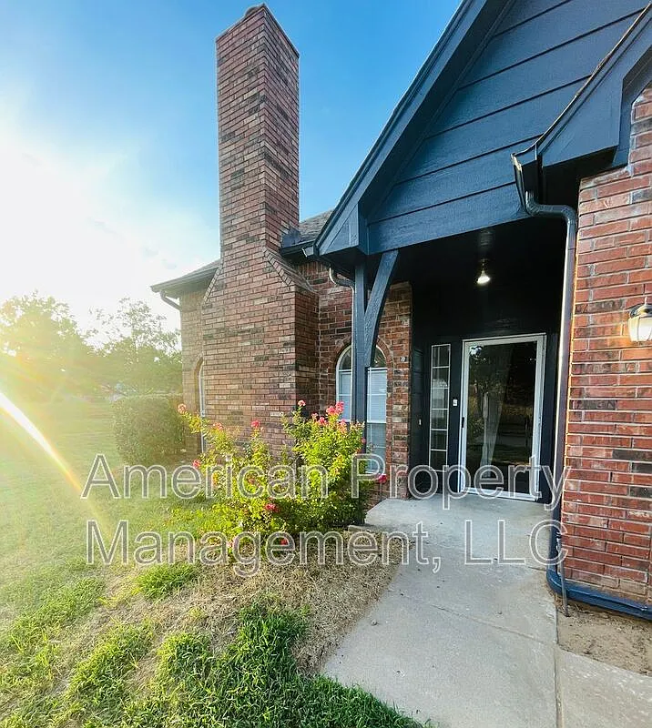3 bed, 2.5 bath, 2258 sqft, $2,250 — Photo 3