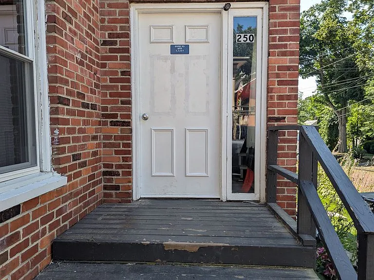250 Locust St — Photo 2
