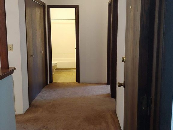 2nd image of 619 Sycamore Cir APT 4