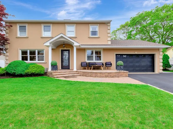 274 Perimeter St, Holbrook, NY 11741