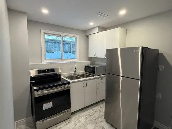 246 Lakeview Park Ave #Basement, Oshawa, ON L1J 7M5