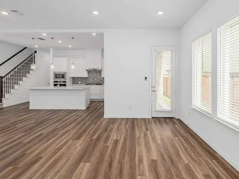 908 Utica Dr — Photo 10