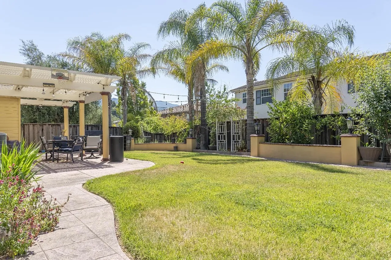 5 bed, 3780 sqft, $7,999 — Photo 2