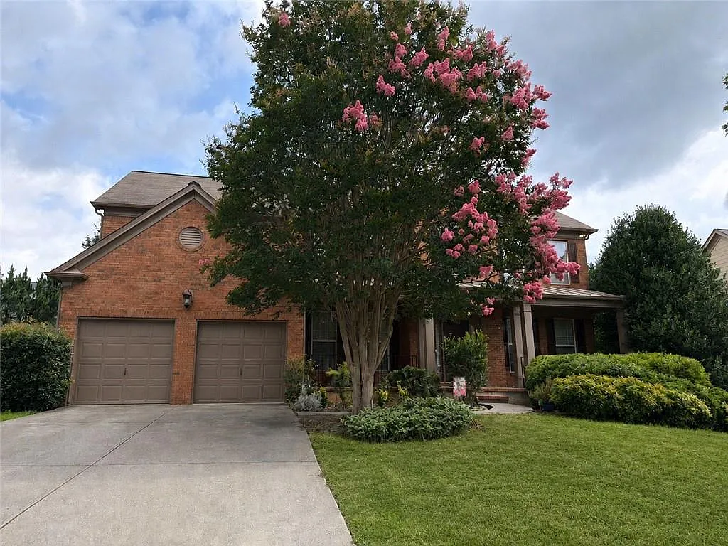 5 bed, 3.0 bath, 4321 sqft, $3,700 — Photo 2