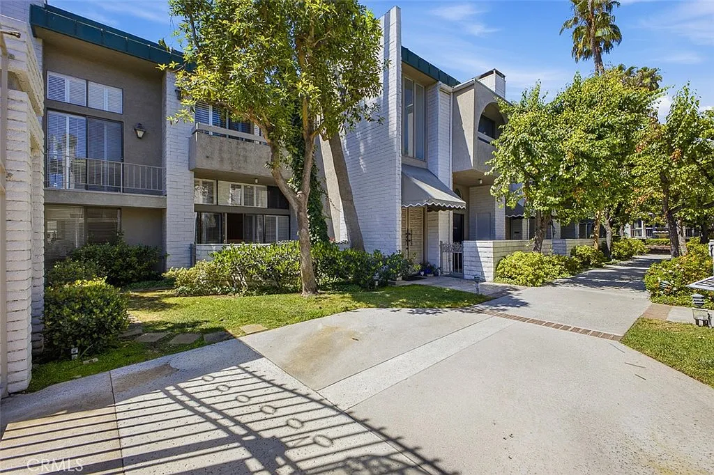 3 bed, 2448 sqft, $5,500 — Photo 3