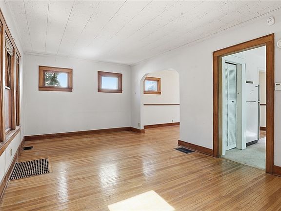 5th image of 34 Van Bergh Ave