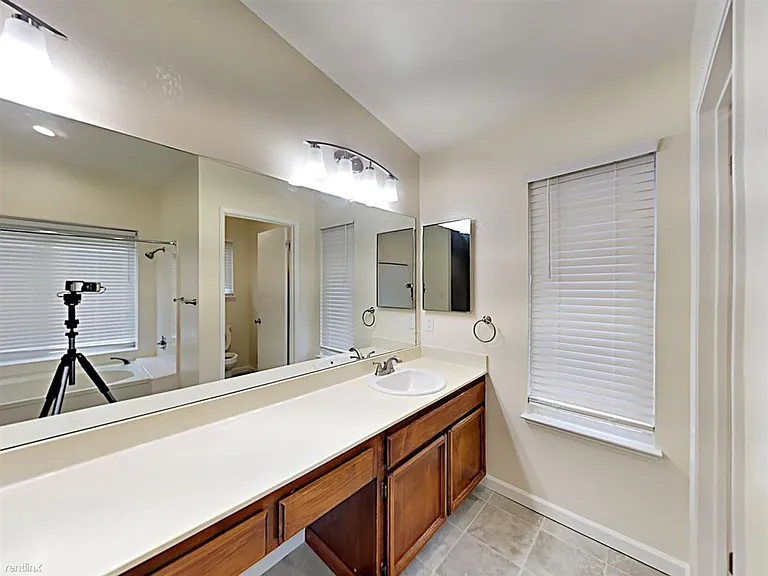 1740 Gateway Dr — Photo 12