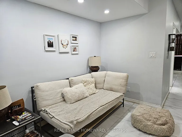 141 Coxwell Ave #LOWER — Photo 6
