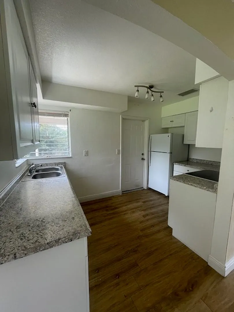 1st Month Free Rent 2 Bed 1 Bath Home | Pet Friendly | Washer Dryer Hook Ups | Section 8 Welcome — Photo 4