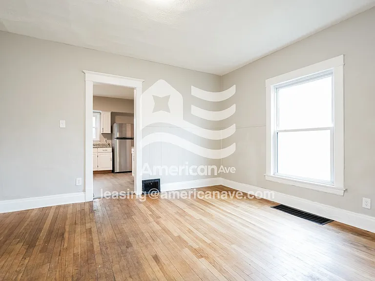 1242077_003_wm_-_living_room_13452661.jpg