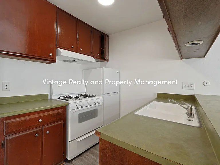 110 E Grove St — Photo 34