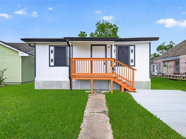 111 N 4th St, La Porte, TX 77571