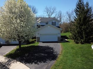 2 Lakeview Dr, Hamburg, NJ 07419