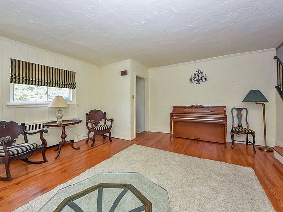 4th image of 22 Clayton Ave