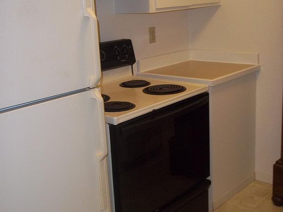 Full-size stove and frig