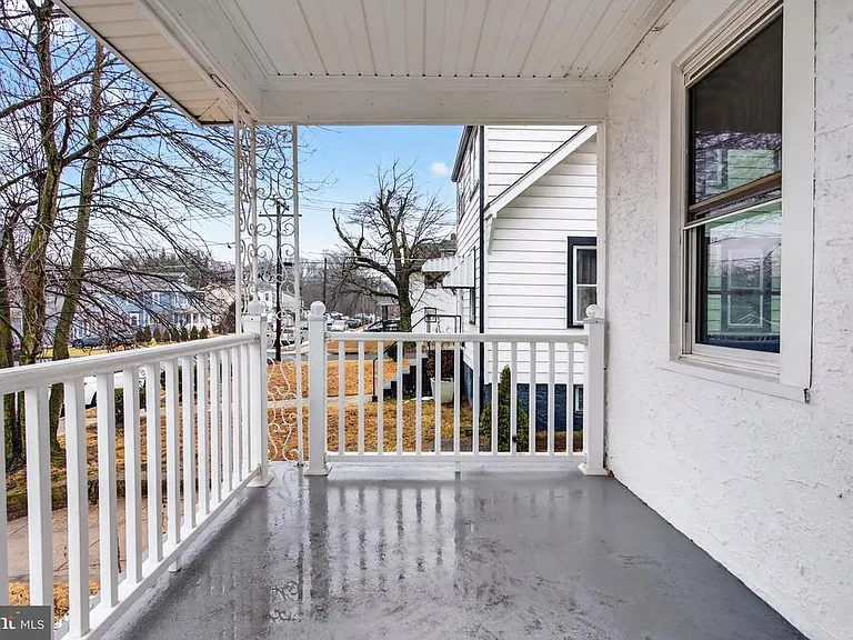 541 Engard Ave — Photo 2