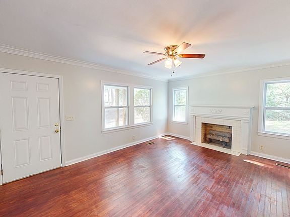 3rd image of 944 Woodland Dr