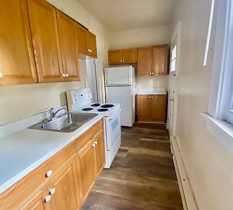 25 Murray Avenue Kitchen overlooking Green Backyard