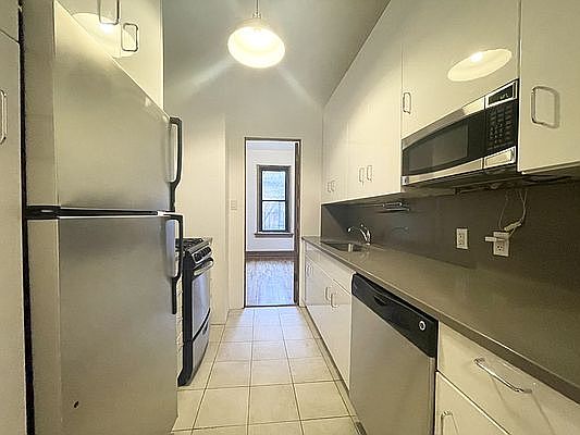4th image of 161 E 81st St APT 4W