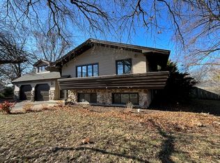 422 S Adams St, Westmont, IL