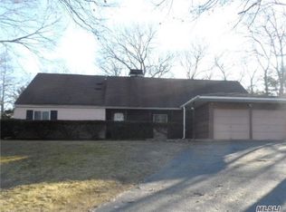 15 Circledale Ln, Holbrook, NY 11741