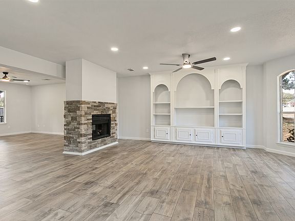 3rd image of 2107 Meadowview Dr