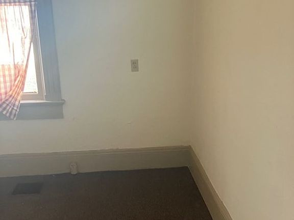 2nd image of 658 E Walnut St #3
