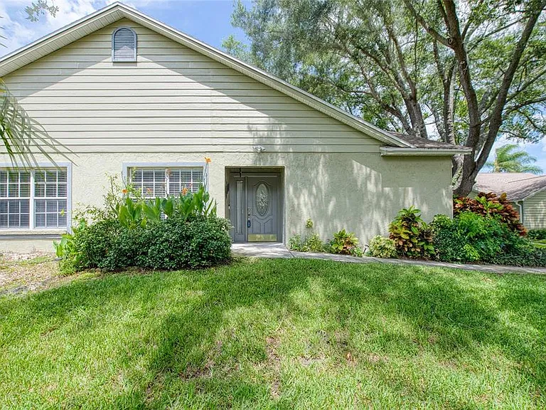 2390 Bentley Dr — Photo 2