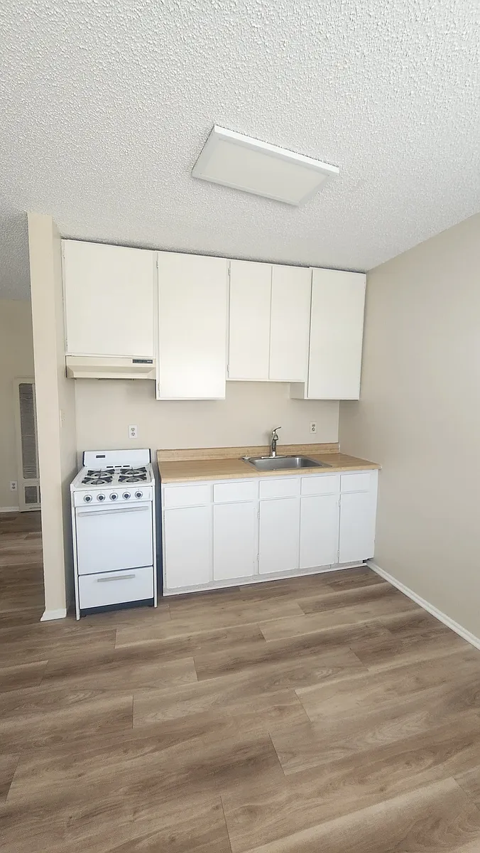 Cozy Kitchen - 2706 Graham Ave #5