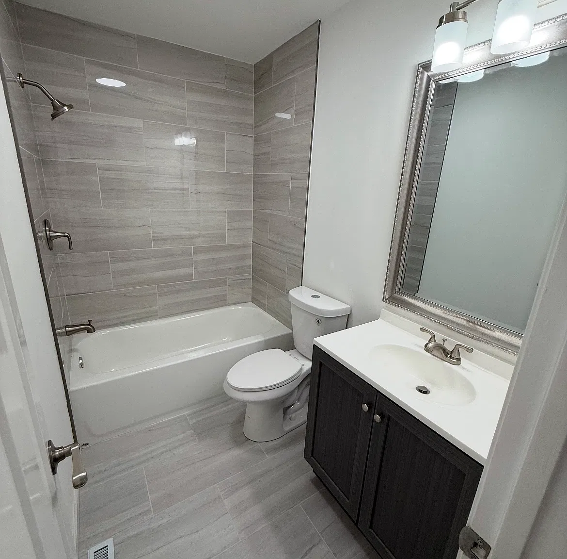 5 bed, 2.5 bath, 2700 sqft, $3,250 — Photo 3