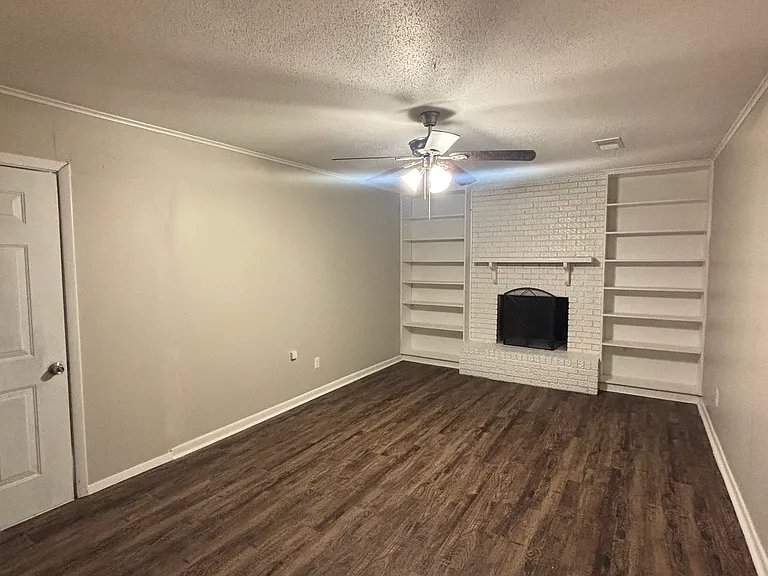 2221 Dorchester Dr — Photo 3