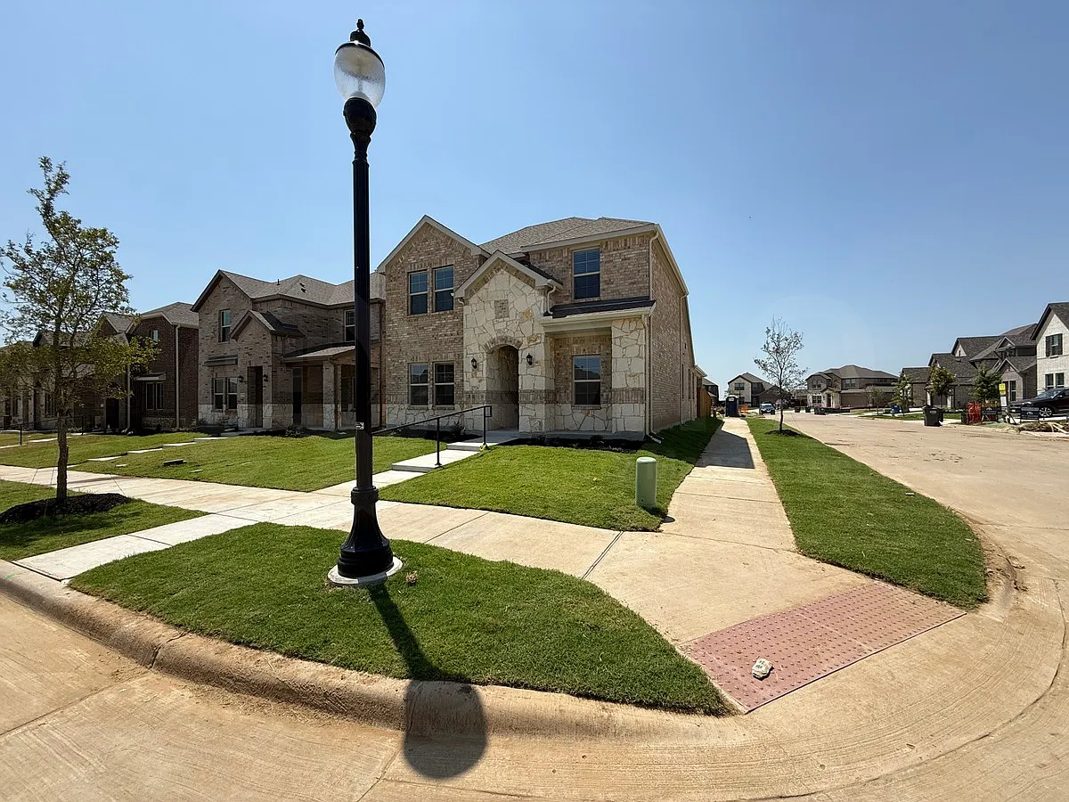 4 bed, 3.0 bath, 1958 sqft, $2,449 — Photo 2