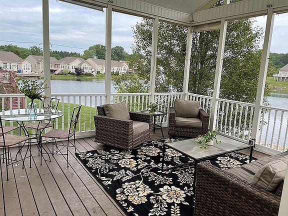 Screened porch amazing lake
Views