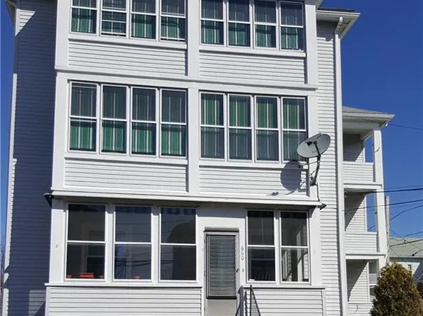 660-662 Elm St, Woonsocket, RI 02895