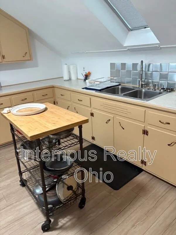 1 bed, 1.0 bath, 2062 sqft, $900 — Photo 2