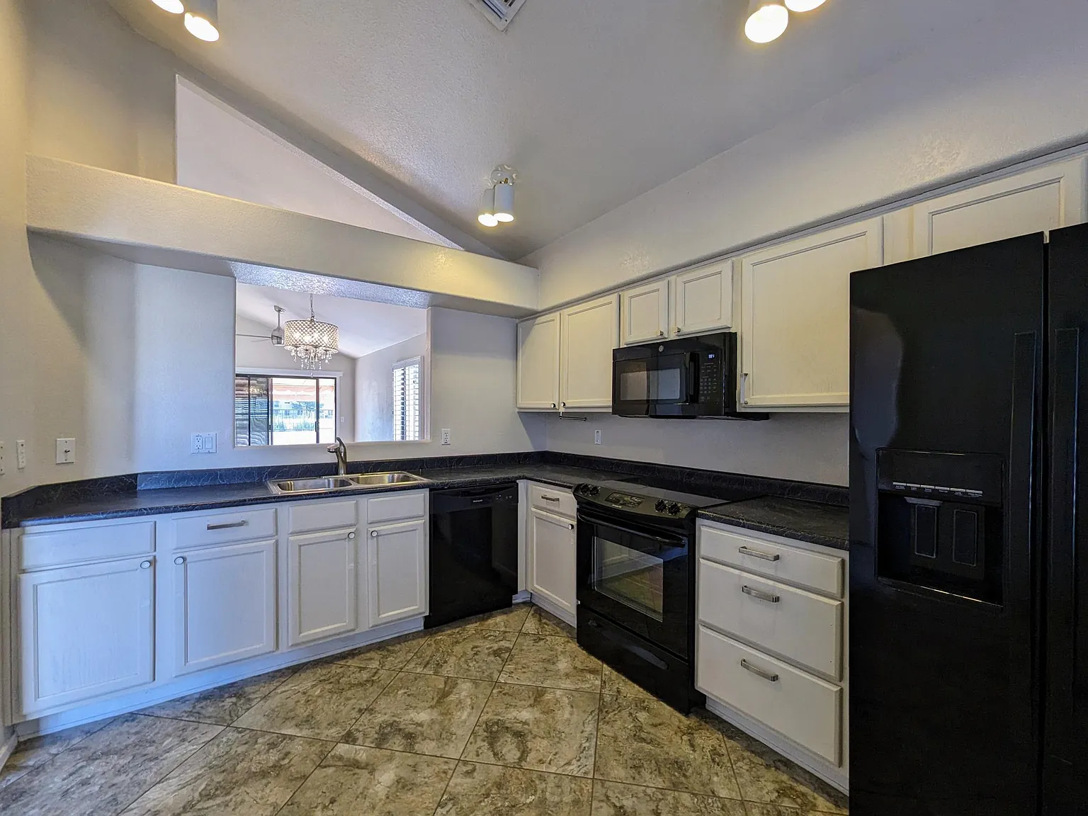 2 bed, 939 sqft, $1,998 — Photo 2