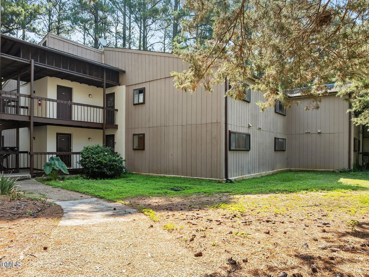 2 bed, 1.5 bath, 1048 sqft, $1,200 — Photo 2