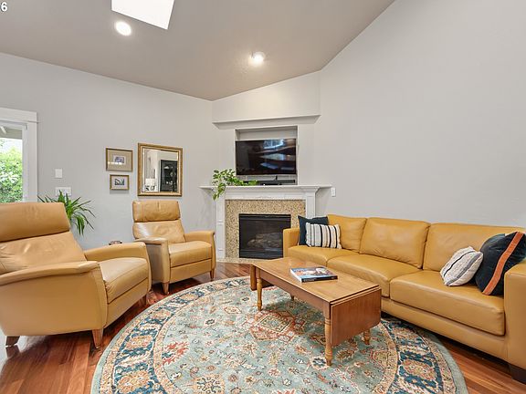 3rd image of 1333 Bond Ln