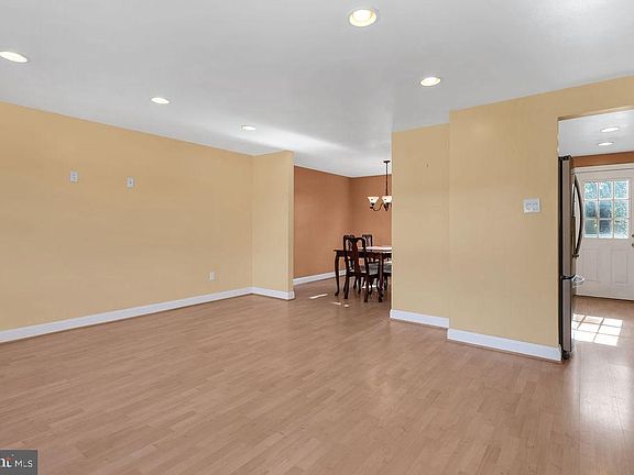 4th image of 708 N Sterling Blvd