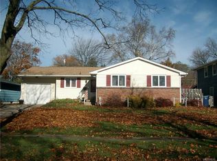 19 Treehaven Dr, Lockport, NY 14094
