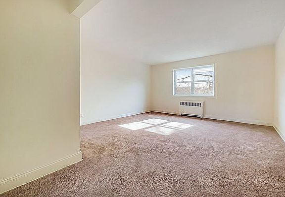 3rd image of 31 Stratford Ave APT 2B