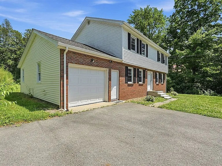 1107 N Pleasant St — Photo 3