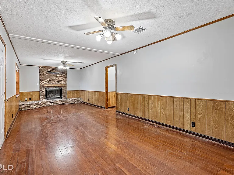 1005 Clarence St — Photo 12