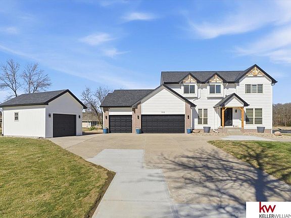 5th image of 918 Adams Ct