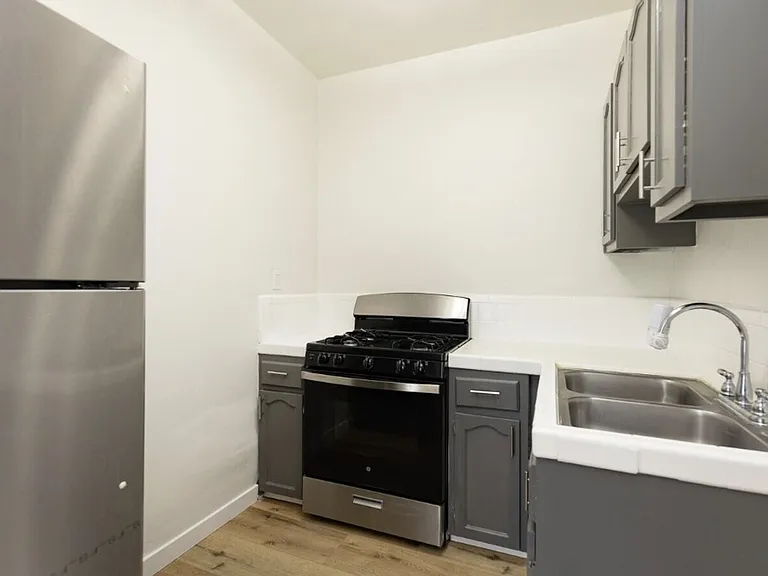 426 S Manhattan Pl — Photo 1