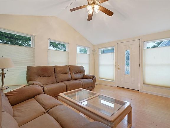 5th image of 119 Laurel Blvd