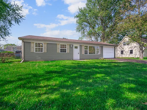 390 Stonehill Dr, Valparaiso, IN 46385