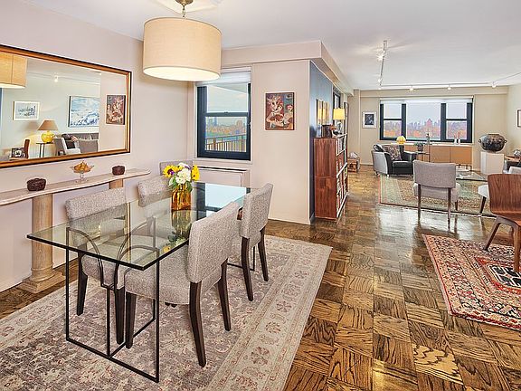 Corner Open Concept w Views 